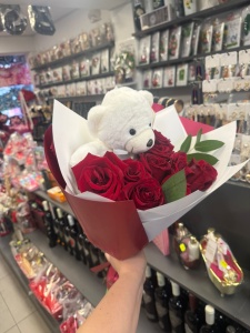 Buchet cu 9 trandafiri rosii si ursulet alb de plus