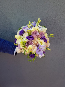 Buchet cu eustoma si trandafiri lila