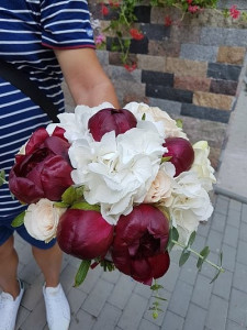 Buchet de mireasa cu bujori si hortensie