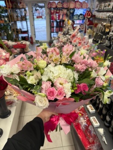 Buchet Delicat cu Hortensie, Trandafiri Roz și Alstroemeria – Florărie Craiova