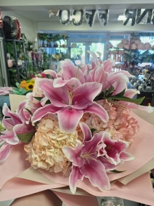 Buchet Modern cu Crini și Hortensie