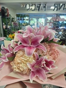 Buchet Modern cu Crini și Hortensie