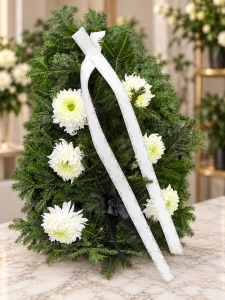 Coroană funerară din brad natural cu crizanteme albe – livrare posibila în Craiova