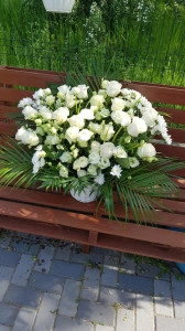 Aranjament funerar cu flori albe (jerba)