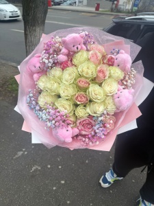 Buchet cu 19 trandafiri alb roz si 5 ursuleti miniatura roz