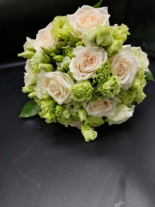 Buchet de mireasa cu trandafiri si lisianthus!