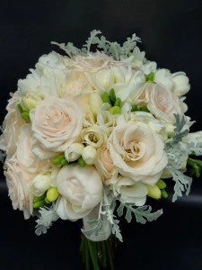 Buchet elegant cu frezie si trandafiri ivoire