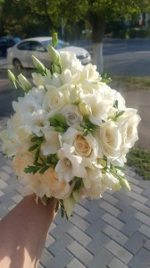 Buchet mireasa cu trandafiri si lisianthus