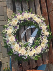 Coroana funerara cu flori alb-mov 60 cm