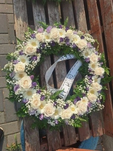 Coroana funerara cu flori alb-mov 60 cm