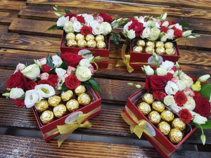 Cutie Cadou cu Praline si flori
