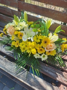 Aranjament funerar cu flori galbene 50 cm
