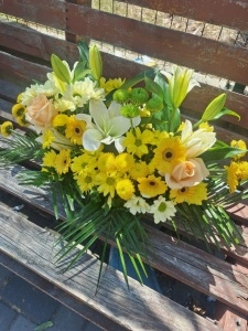 Aranjament funerar cu flori galbene 50 cm