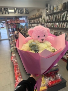 Buchet 11 Trandafiri Albi cu Ursuleț Roz – Cadoul Perfect Plin de Delicatețe