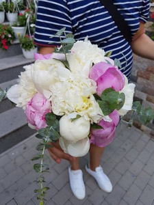 Buchet de mireasa cu bujori albi