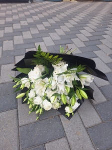 Buchet funerar cu flori albe
