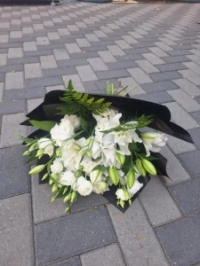 Buchet funerar cu flori albe