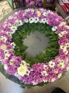 Coroană Funerară 70 cm cu Crizanteme si Trandafiri