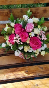 Aranjament flori in vase pictate