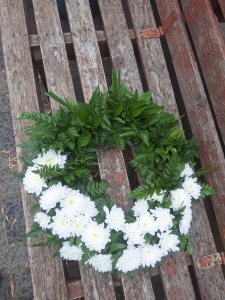 Coroana funerara cu crizantema 40 cm