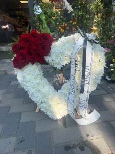 Coroană Funerară Inimă cu Crizanteme Albe și Trandafiri Roșii