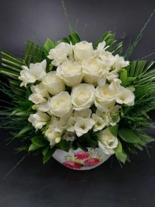 Alb pur - Aranjament floral elegant in vas pictat