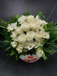 Alb pur - Aranjament floral elegant in vas pictat