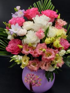 Aranjament cu trandafiri, bujori si lisianthus