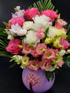 Aranjament cu trandafiri, bujori si lisianthus