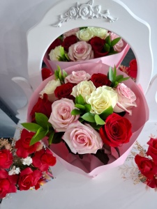 Buchet cu 11 trandafiri multicolori