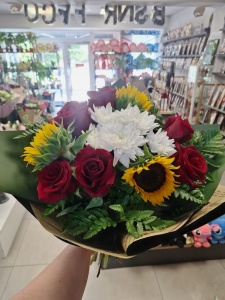 Buchet de vara cu floarea soarelui si trandafiri