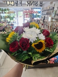 Buchet de vara cu floarea soarelui si trandafiri