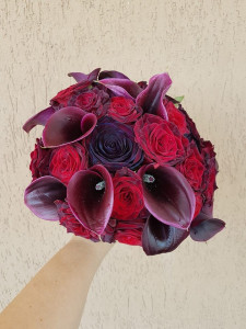 Buchet mireasa cu trandafiri negri si cale burgundy