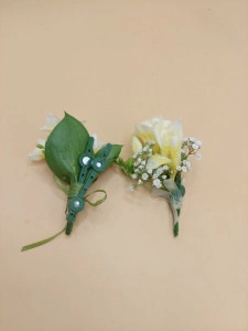 Cocarde cu frezie si gypsophila