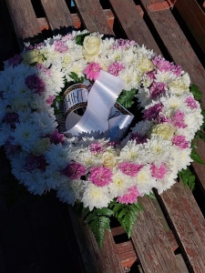 Coroana funerara cu trandafir si crizantema