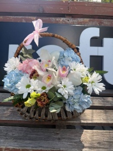 Coș floral delicat cu tonuri de albastru