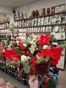 Saniuta decorativa cu brad si accesorii de iarna