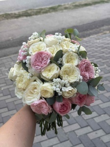 Buchet cu trandafiri garden si floarea miresei