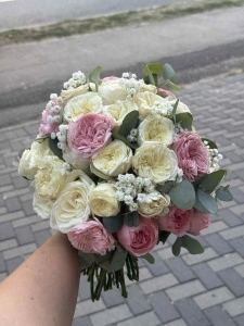 Buchet cu trandafiri garden si floarea miresei