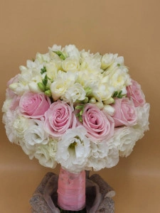 Buchet de mireasa cu trandafiri, frezie, lisianthus