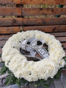 Coroana funerara cu crizantema alba