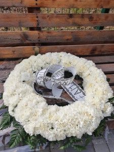 Coroana funerara cu crizantema alba