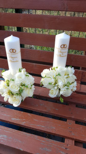 Lumanari personalizate, decorate cu flori albe