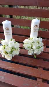 Lumanari personalizate, decorate cu flori albe