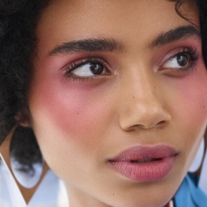 Baton multifunctional pentru ochi, buze si obraji e.l.f Monochromatic Multi-Stick 81344 Glimmering Guava, 5g - Img 6