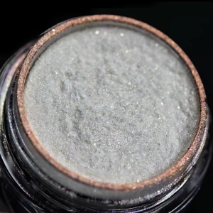 Pigment PK37 (alb translucid cu irizatii champagne) Duochrome pentru machiaj KAJOL Beauty, 1g - Img 1