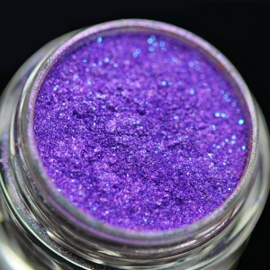 Pigment PK32(mov intens cu particule strălucitoare) Monochrome pentru machiaj KAJOL Beauty, 1g - Img 1