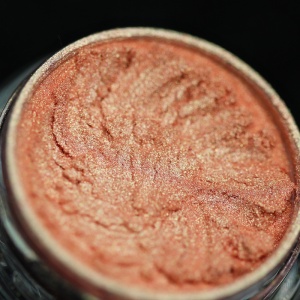Pigment PK12(piersiciu cu irizatii aurii) Duochrome pentru machiaj KAJOL Beauty, 1g - Img 3