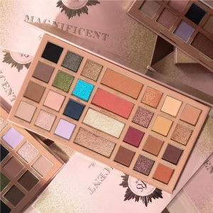Paletă machiaj ochi și față BPerfect Mrs Glam Magnificent – 28 Nuanțe, Farduri, Contur, Blush și Iluminator, 48 g - Img 6