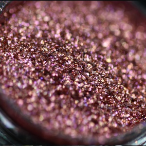 Pigment PK20(rose roscat cu irizații violet) Sparkle/Microglitter pentru machiaj KAJOL Beauty, 1g - Img 2